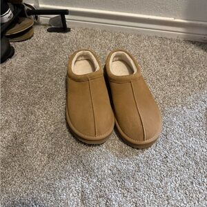 💙4 for $30💙 women’s Tan Slip-On Shoes